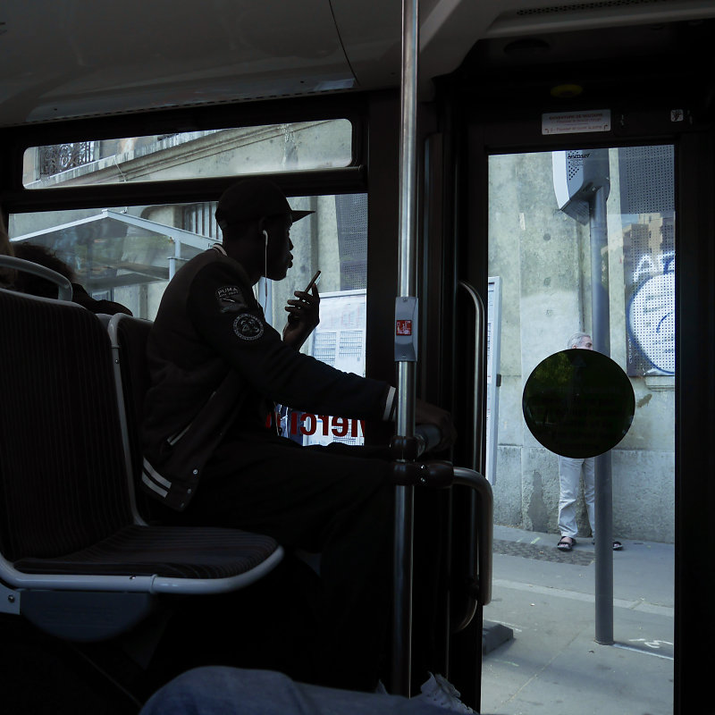 ombre chinoise dans un bus jeune homme à casquette parlant au téléphone