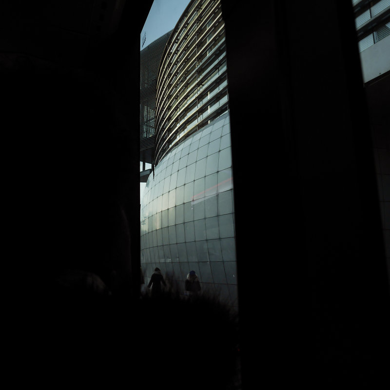 vue de la vitre d'un bus la mediatheque de Vaise - bibliothèque