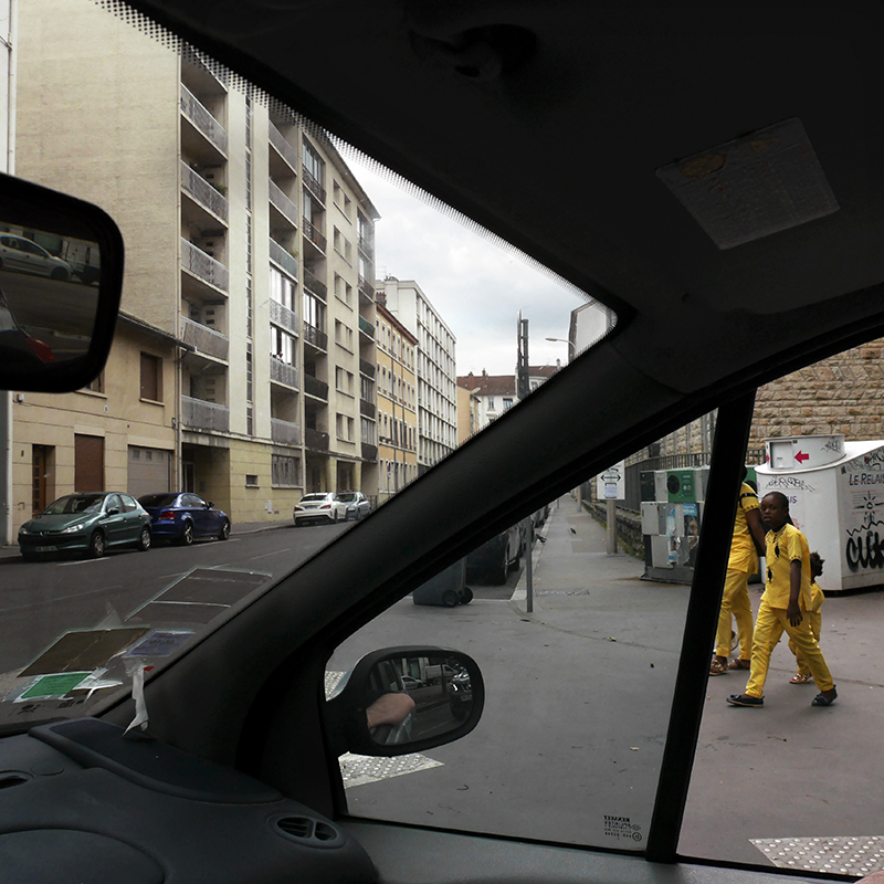 dans une voiture vue sur la rue et une famille avec des vêtements jaunes