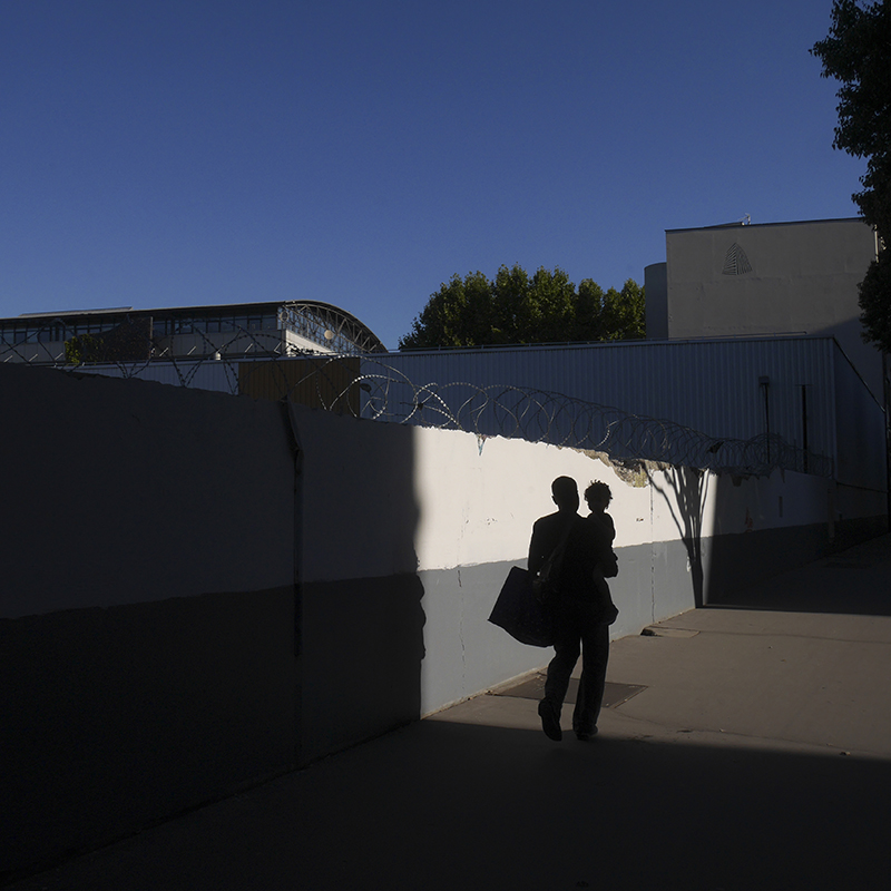 Ombre un homme tient son enfant dans ses bras ciel bleu dans la rue