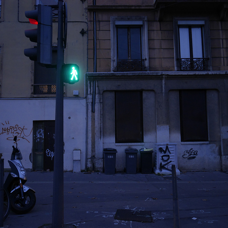 Rue de nuit piéton vert et feu rouge