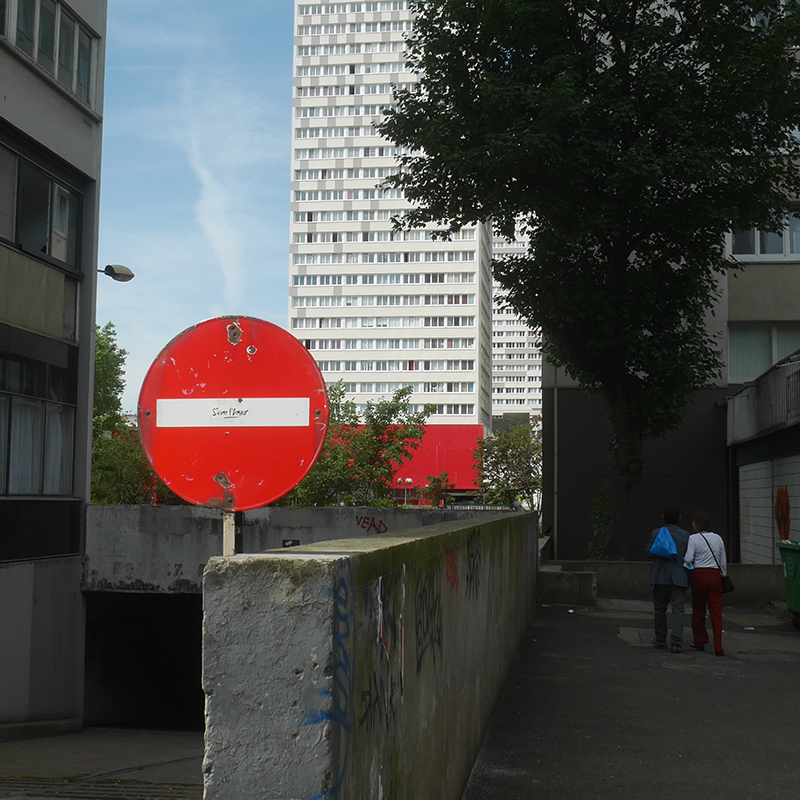 panneau stop devant grand immeuble