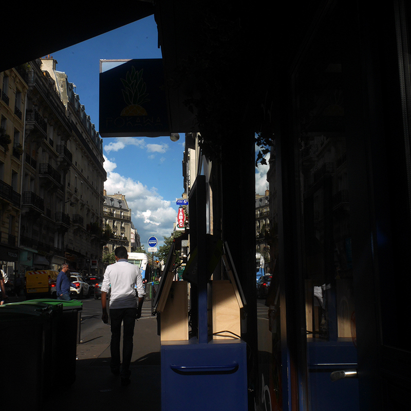 dans une voiture vue sur la rue et une famille avec des vêtements jaunes