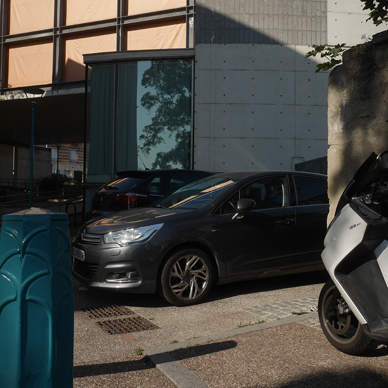 à Paris, voiture, scooter et plans d'immeubles en cascade