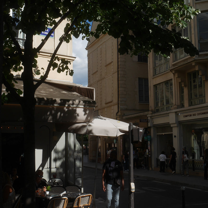 parasol à la terrase d'un café parisien