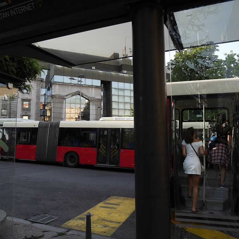 ombre chinoise dans un bus jeune homme à casquette parlant au téléphone