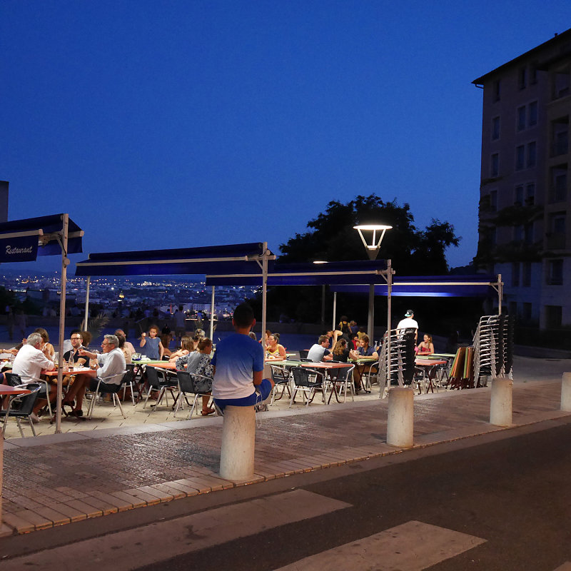 Ombre un homme tient son enfant dans ses bras ciel bleu dans la rue