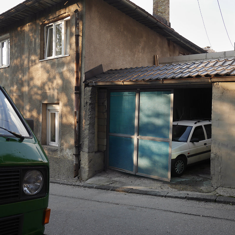 Ombre un homme tient son enfant dans ses bras ciel bleu dans la rue