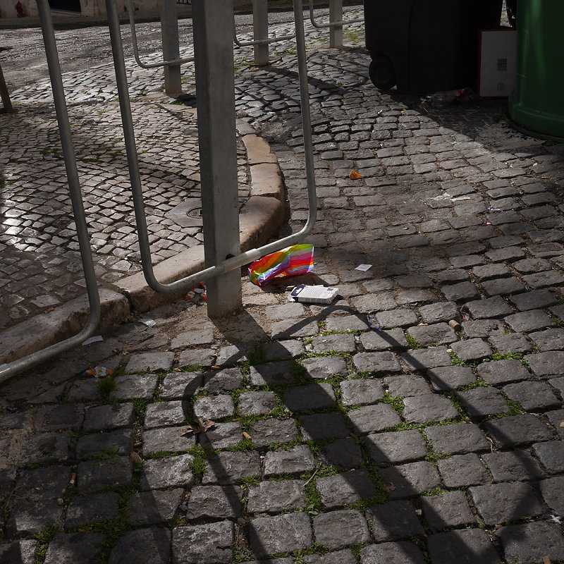 Ombre un homme tient son enfant dans ses bras ciel bleu dans la rue