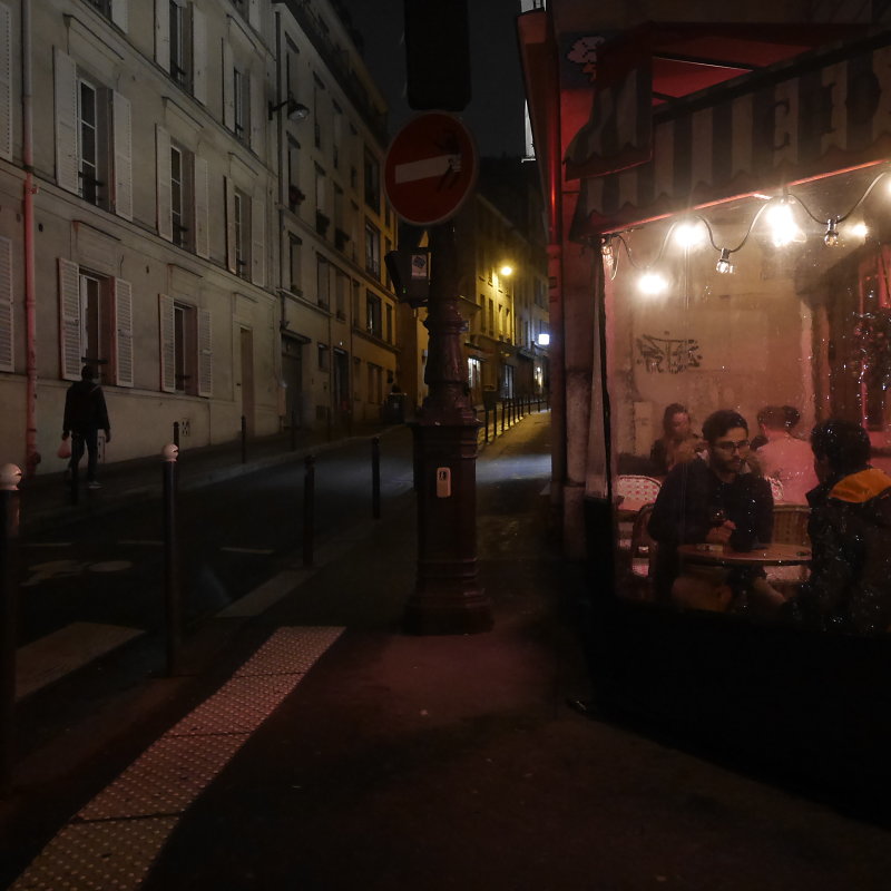 A travers lae pare-brise d'une voiture durant la crise sanitaire